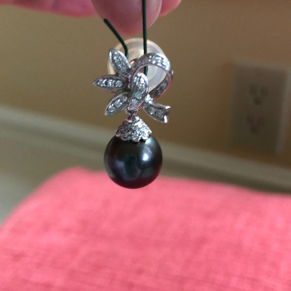 Beautiful Black Tahitian Pearl Earrings - Picture 3 of 3